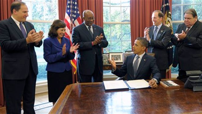 Obama signs trade deals with Columbia South Korea Panama